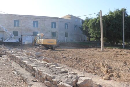 عملیات احداث چمن مصنوعی نمره هشت آغاز شد