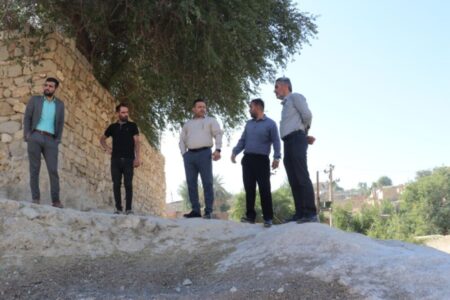 توجه به مناطق کم‌برخوردار؛ پروژه چمن مصنوعی کاروانسرا زیر ذره‌بین شهردار مسجدسلیمان